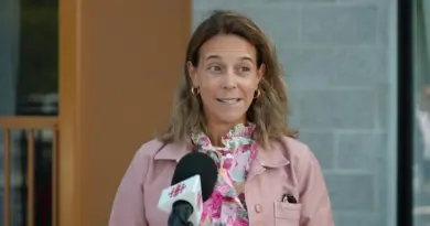France-Élaine Duranceau parle au micro.