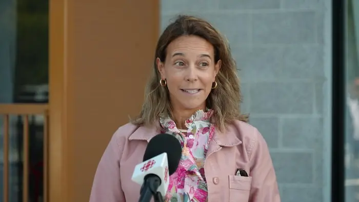 France-Élaine Duranceau parle au micro.