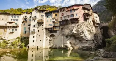Son architecture hors-du-commun fait la renommée de Pont-en-Royans. Photos © Inspiration Vercors