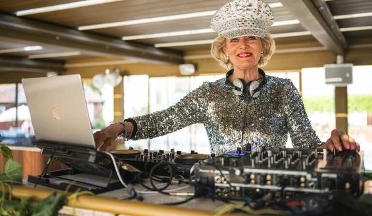 À 81 ans, DJ Gloria électrise les nuits suédoises