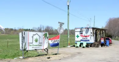 Un kiosque de vente de cigarettes affiche ouvertement vendre du cannabis dans la communauté mohawk de Kanesatake, située près de Montréal.