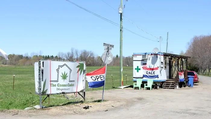 Un kiosque de vente de cigarettes affiche ouvertement vendre du cannabis dans la communauté mohawk de Kanesatake, située près de Montréal.