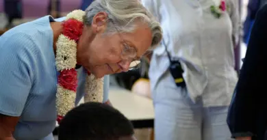 A Mayotte, Elisabeth Borne assure que les collégiens et les lycéens feront leur rentrée « dans les mêmes conditions qu’avant le cyclone »