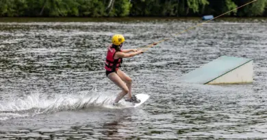 À Rouffiac, sports et nature sur 100 ha, puis cap sur Laugerie-Basse pour un voyage ludique au temps de Cro-Magnon - ici