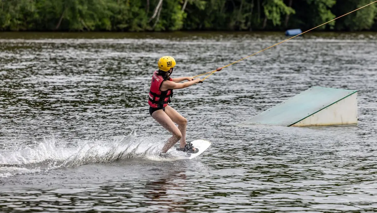 À Rouffiac, sports et nature sur 100 ha, puis cap sur Laugerie-Basse pour un voyage ludique au temps de Cro-Magnon - ici