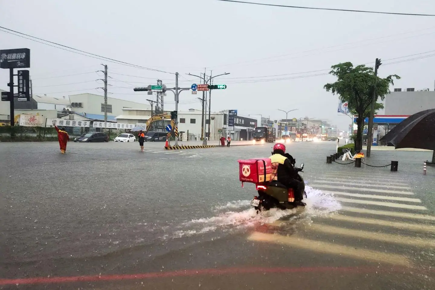 A Taïwan, plus de 2 mètres de pluie sont tombés en une semaine, faisant cinq morts : « Nous rencontrons rarement une catastrophe d’une telle ampleur »