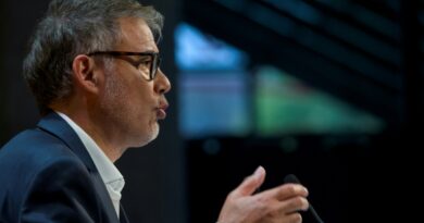 A huit jours de sa probable chute, Bayrou refuse de faire ses adieux et continue le combat