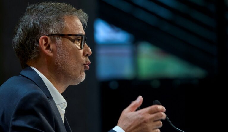 A huit jours de sa probable chute, Bayrou refuse de faire ses adieux et continue le combat