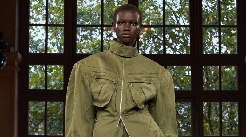 À la rentrée, cette veste utilitaire retrouve son charme d’antan - Elle