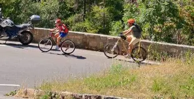 À neuf ans, ce jeune Cagnois pédale sur 26 km dans l’arrière-pays niçois et atteint le col de la Bonnette en 7 heures