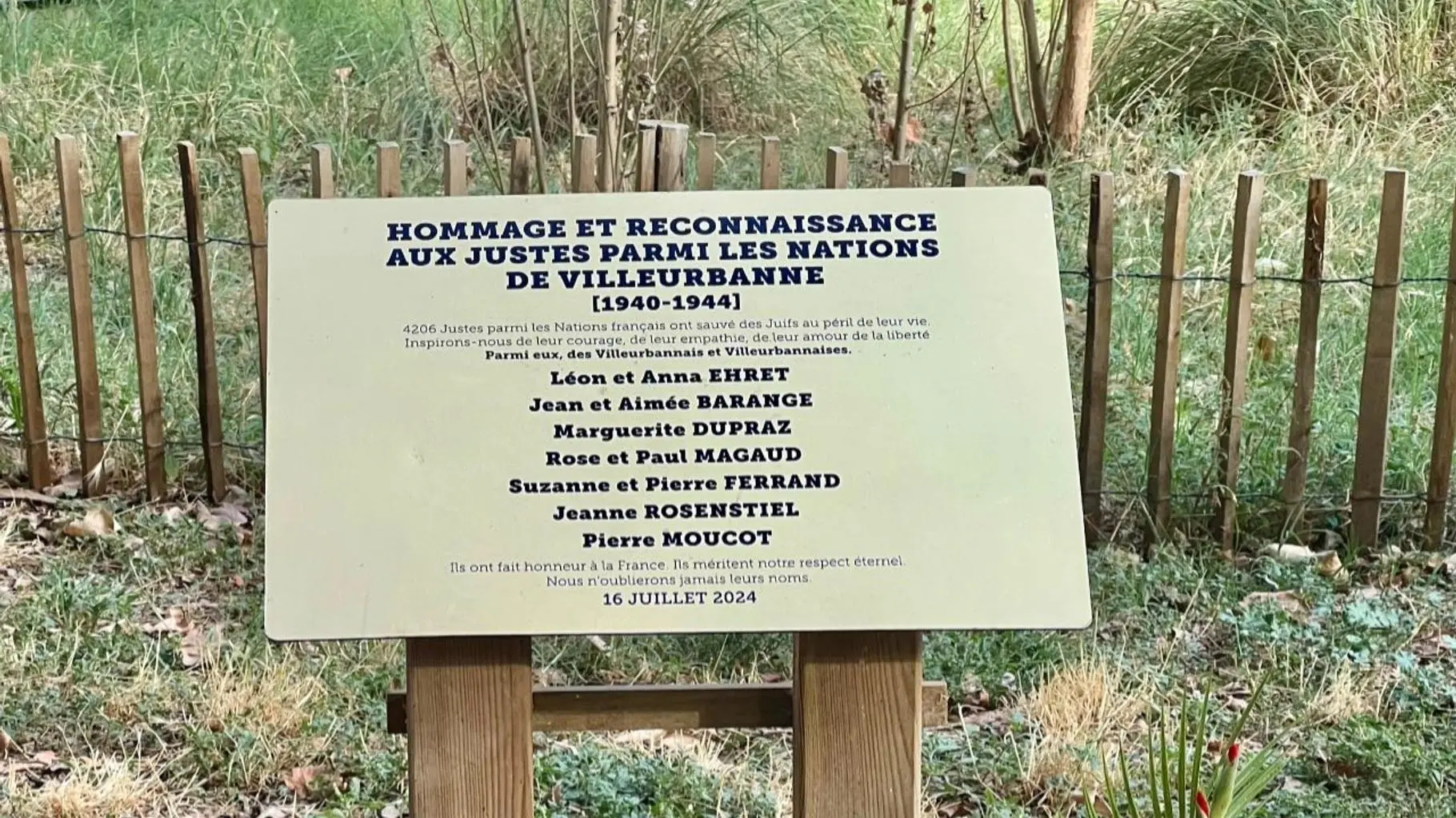 À peine installée, cette plaque en hommage aux Justes arrachée près de Lyon