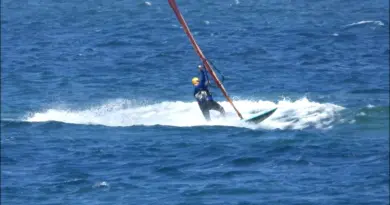 Duck jibe into surf sur micro pentes ! On bosse et révise ses standards : le sortir Planning mais là, c'est une paire de manches  ... 