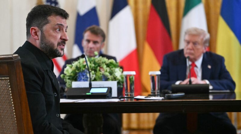 Le président ukrainien Volodymyr Zelensky s'exprime tandis que le président français Emmanuel Macron et le président américain Donald Trump l'écoutent lors d'une réunion avec les dirigeants européens dans la salle Est de la Maison Blanche à Washington, DC, le 18 août 2025.