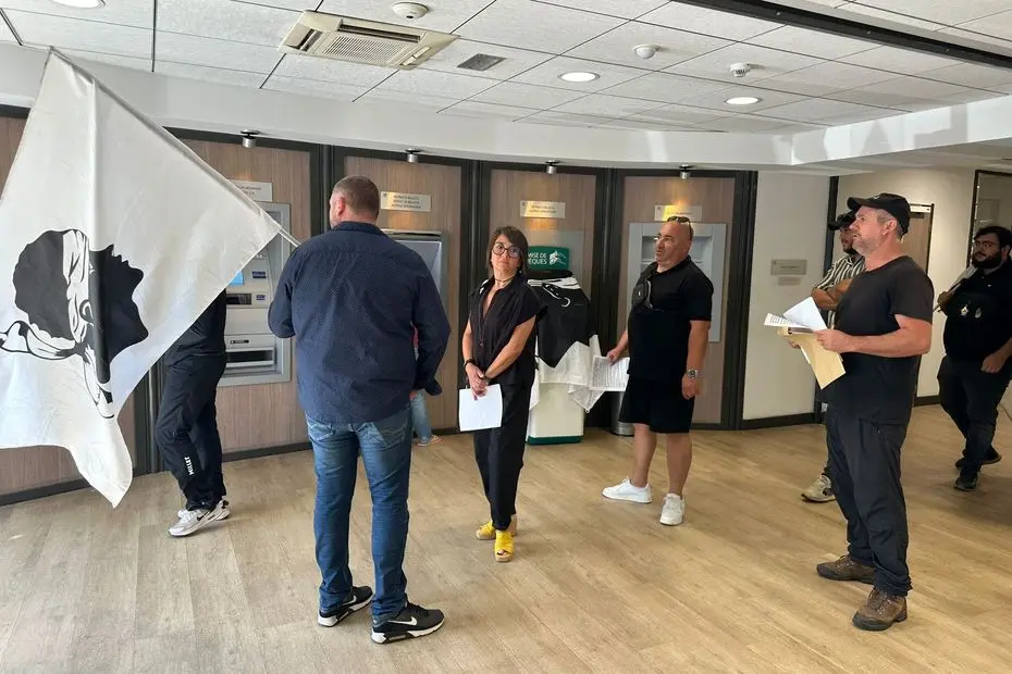 Action de Core in Fronte dans plusieurs banques de Corse pour dénoncer la "colonisation financière"