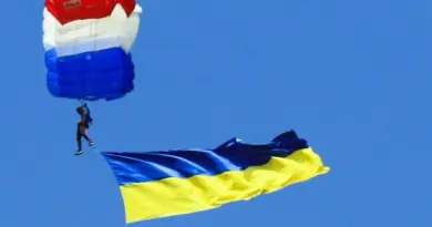 Aérodrome de Saint-Denis-de-l'hôtel : un parachutiste organise une série de sauts en soutien à l'Ukraine - ici