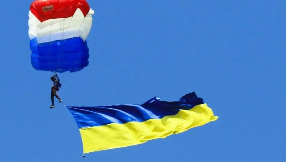 Aérodrome de Saint-Denis-de-l'hôtel : un parachutiste organise une série de sauts en soutien à l'Ukraine - ici