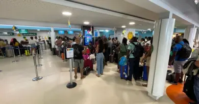 Affluence à l’aéroport de Grand Case à Saint-Martin après le passage de l’ouragan Erin