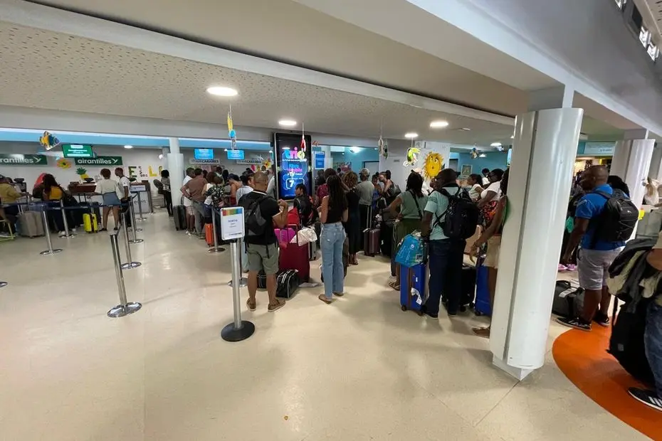 Affluence à l’aéroport de Grand Case à Saint-Martin après le passage de l’ouragan Erin