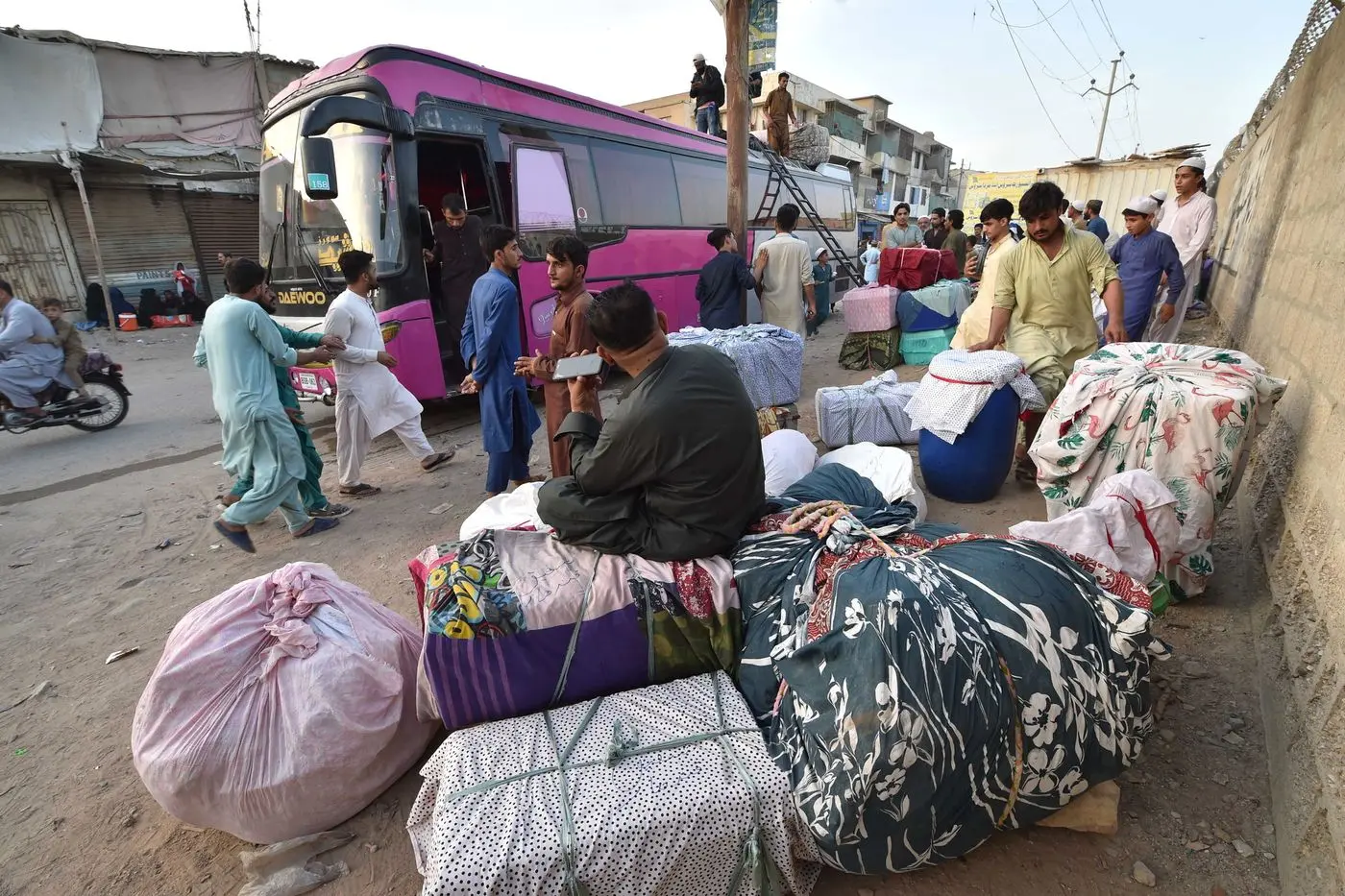 Afghanistan : 76 morts dans un accident de car transportant des migrants