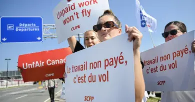 Les agents de bord d'Air Canada font la grève devant l'aéroport international Montréal-Trudeau, à Montréal, le samedi 16 août 2025.