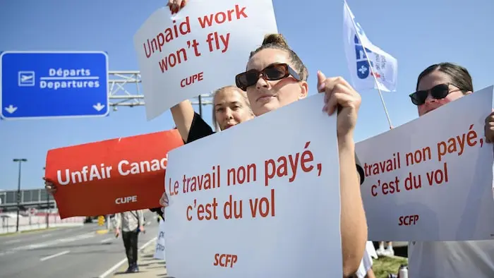 Les agents de bord d'Air Canada font la grève devant l'aéroport international Montréal-Trudeau, à Montréal, le samedi 16 août 2025.