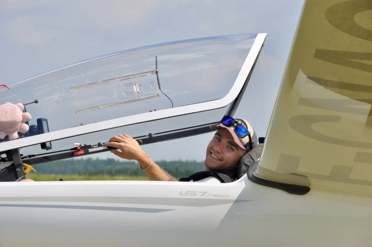 Alexandre Fierain, champion de vol en planeur : « j’ai appris à marcher sur un terrain d’aviation ! »