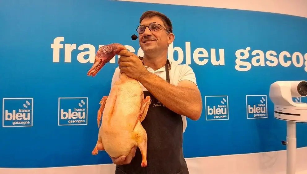 Apprenez l'art de la découpe du canard gras avec Damien Sourbié à Eugénie-les-Bains - ici