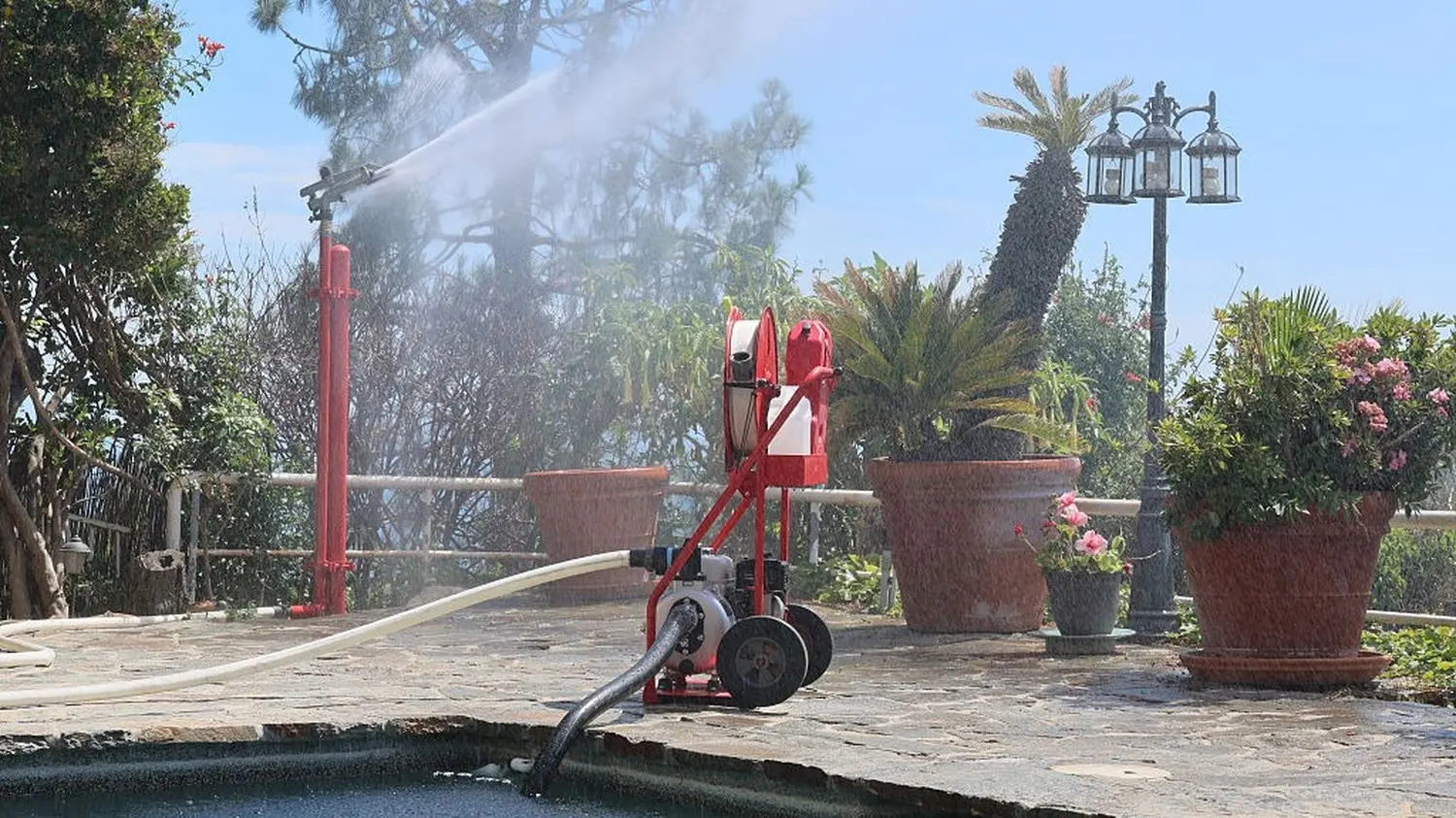 Après les incendies de Pacific Palisades aux États-Unis, un homme commercialise un dispositif anti-incendie qu'il a conçu lui-même