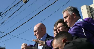 Argentine : en pleine affaire de corruption, le président Javier Milei visé par des projectiles et exfiltré