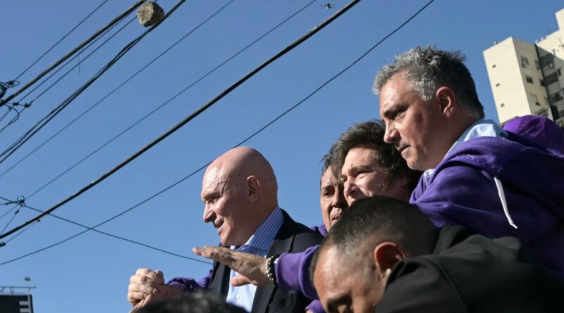 Argentine : en pleine affaire de corruption, le président Javier Milei visé par des projectiles et exfiltré