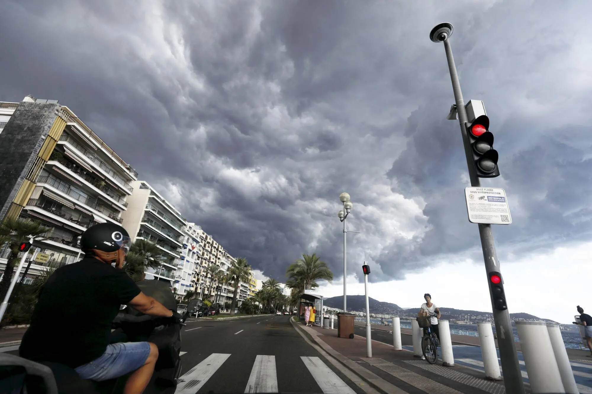 Attention aux orages: les Alpes-Maritimes placées en vigilance jaune, l'alerte canicule toujours en cours