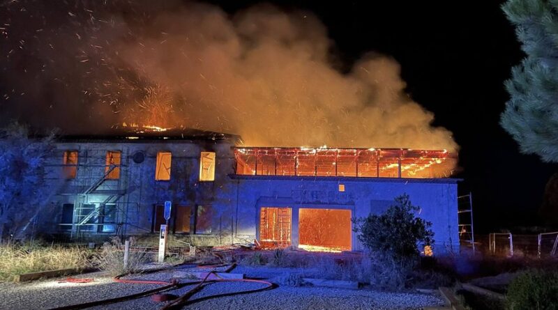 Au Grau-du-Roi, l’ancien sanatorium ravagé par les flammes, les pompiers sur place