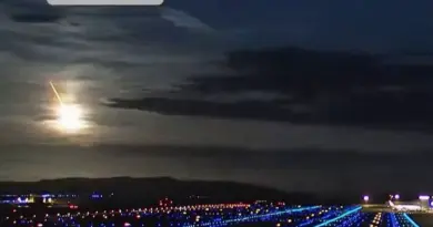 Au Japon, une boule de feu illumine le ciel en pleine nuit