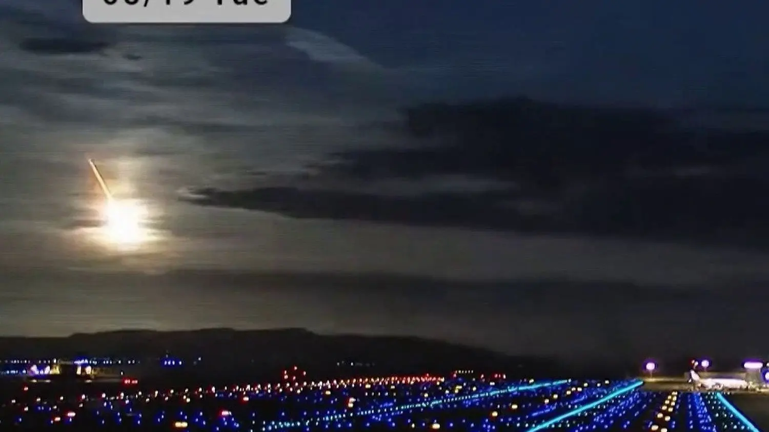 Au Japon, une boule de feu illumine le ciel en pleine nuit