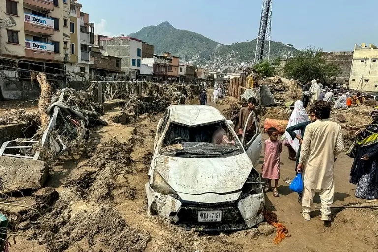 Au Pakistan, la mousson fait plus de 340 morts en 48 heures, les secours cherchent les corps ensevelis