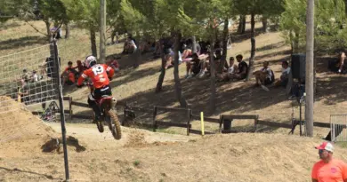 Au Supercross, pilotes et spectateurs cherchent un coin d’ombre
