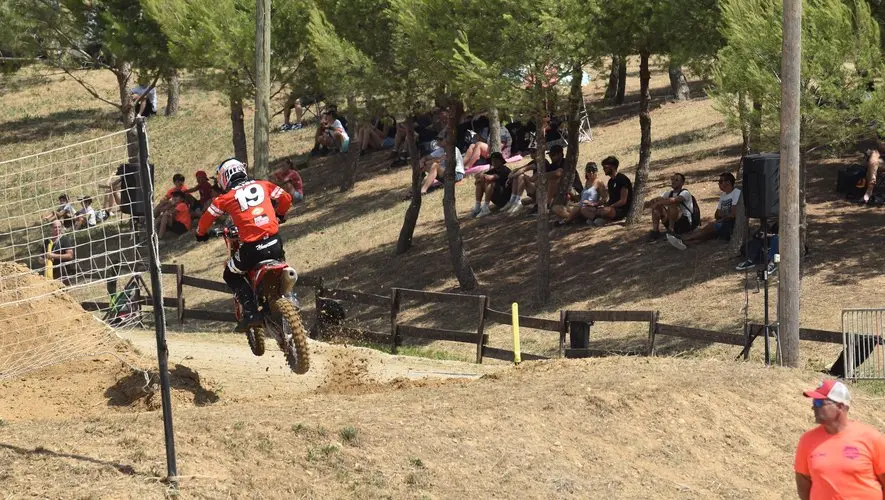 Au Supercross, pilotes et spectateurs cherchent un coin d’ombre