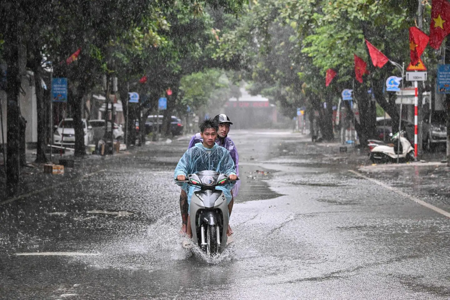 Au Vietnam, le typhon Kajiki a atteint les côtes ; plusieurs dizaines de milliers de personnes évacuées