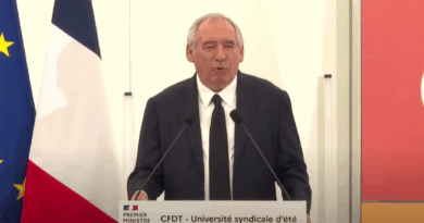 Au lendemain de son pari sur le vote de confiance, Bayrou tente une opération séduction