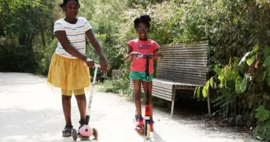 « Avec maman, on achète des glaces » : à 6 et 9 ans, elles passent les vacances à la maison
