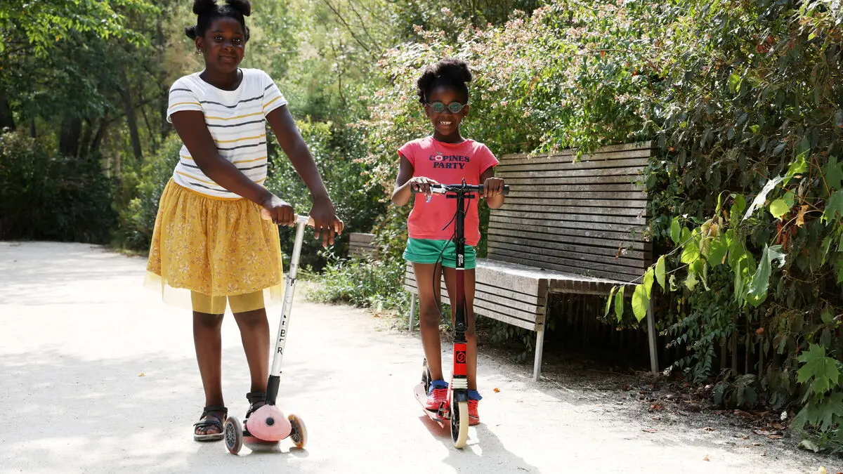 « Avec maman, on achète des glaces » : à 6 et 9 ans, elles passent les vacances à la maison