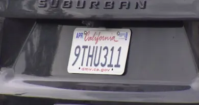 Une plaque d'immatriculation venant de la Californie.