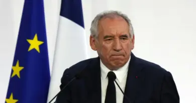 Bayrou en mission impossible face à une chute plus probable que jamais