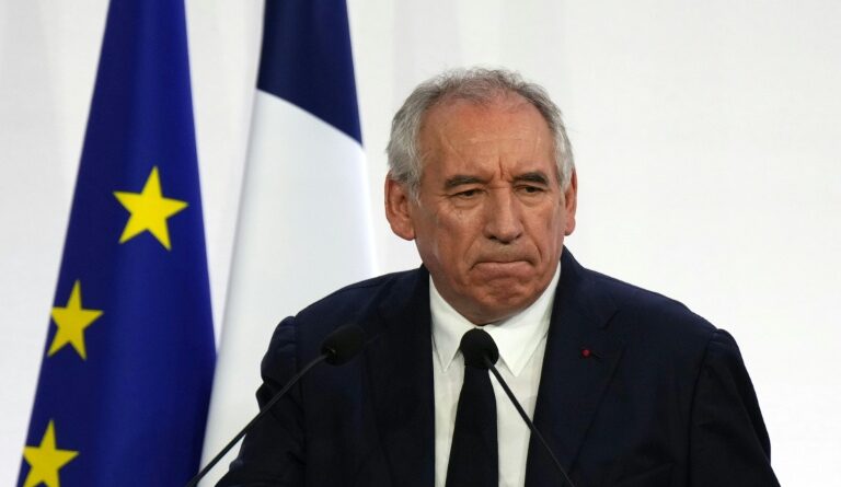 Bayrou en mission impossible face à une chute plus probable que jamais