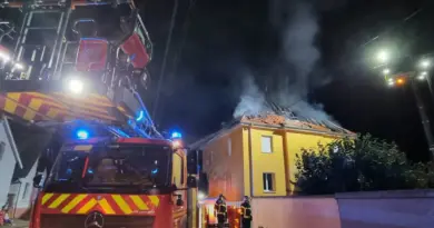 Bischwihr. La toiture et l'étage d'une maison en feu, 35 pompiers mobilisés