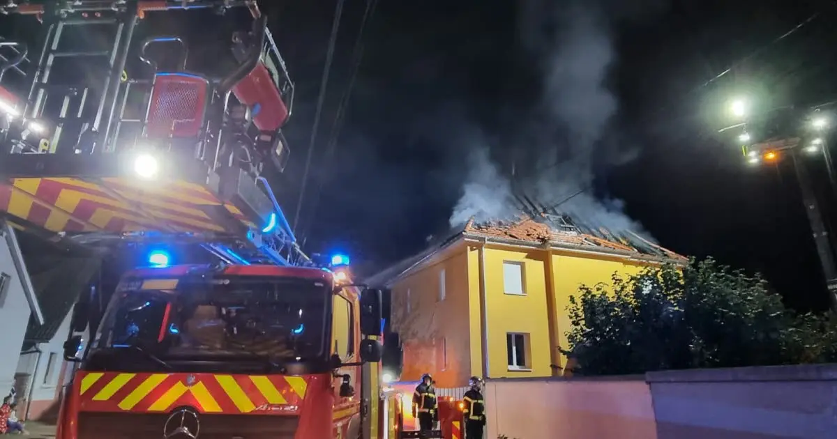 Bischwihr. La toiture et l'étage d'une maison en feu, 35 pompiers mobilisés