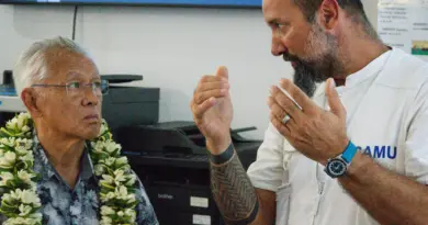 Le maire de Bora Bora, Gaston Tong Sang (à gauche), a été reçu ce vendredi par les équipes du CTA et notamment Bertrand Remaudière, chef du service du Samu (à droite). ©DM