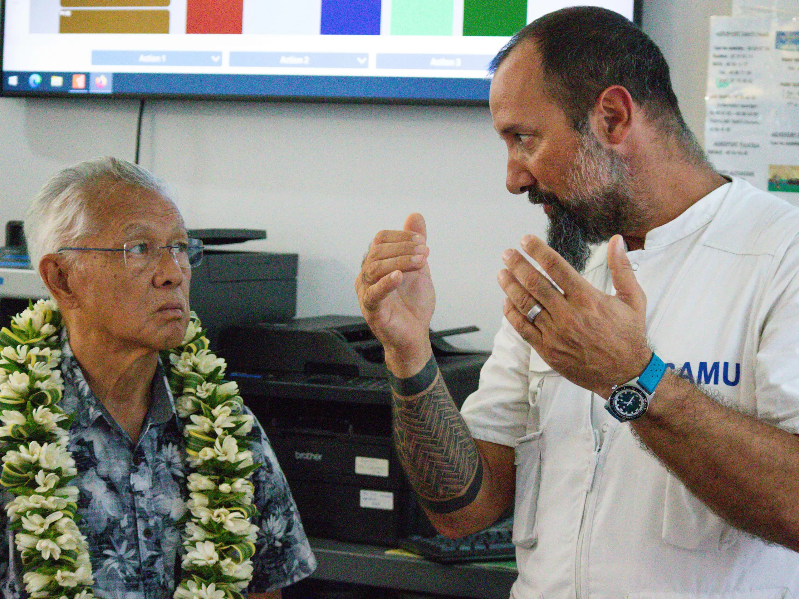 Le maire de Bora Bora, Gaston Tong Sang (à gauche), a été reçu ce vendredi par les équipes du CTA et notamment Bertrand Remaudière, chef du service du Samu (à droite). ©DM