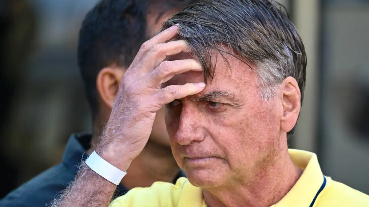 Brésil: Un juge ordonne la surveillance permanente de Bolsonaro