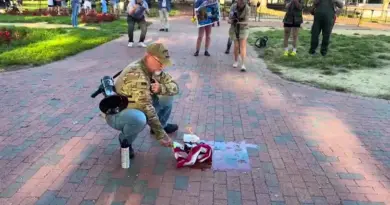 Brûlage de drapeau: un vétéran arrêté pour protester contre Trump